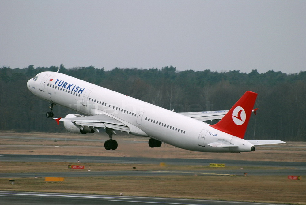Самолет на ”Търкиш еърлайнс”, излетял от Истанбул, кацна на пистата на новото летище