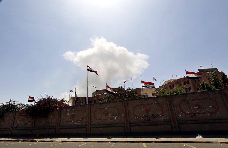 При въздушни удари са поразени военни бази и оръжейни складове в йеменската столица Сана