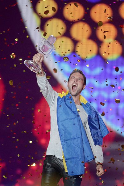 Манс Зелмерльов от Швеция с титлата в Евровизия
