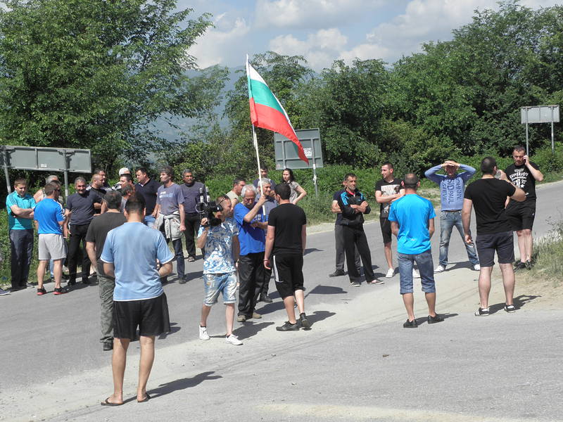 Жители на Гърмен и Марчево блокираха пътя между двете села