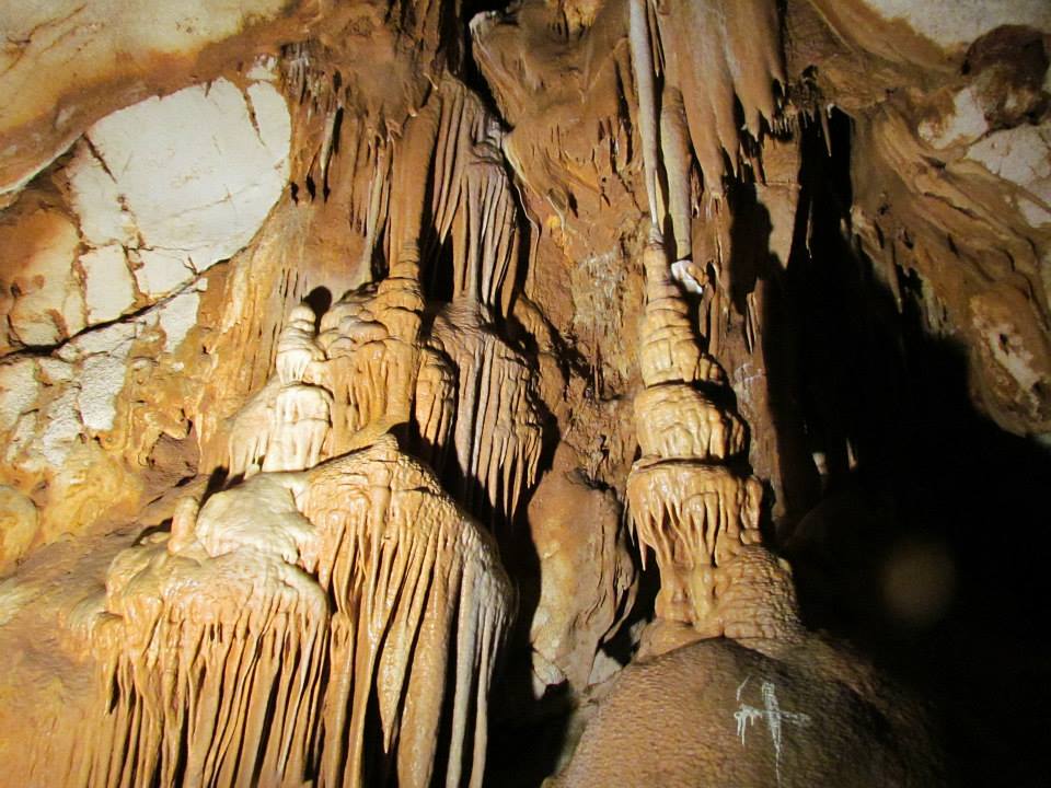 Отварят за туристи пещера с цветни сталактити