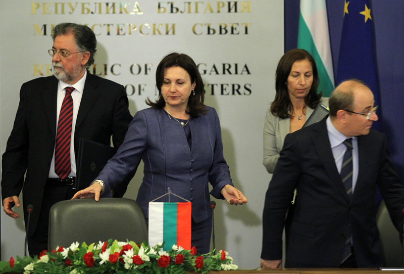 Румяна Бъчварова подписа споразумението от българска страна, Йоанис Панусис - от гръцка