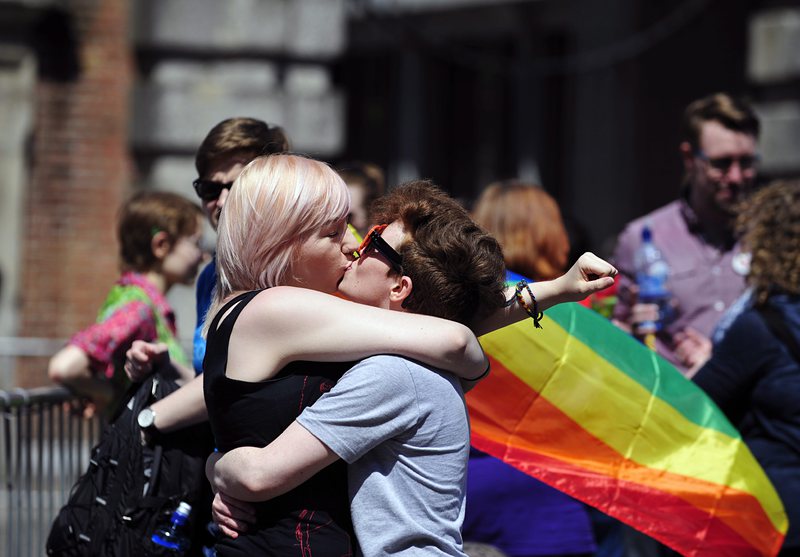Привърженици на гей брака се събраха в двора на Дъблинския замък, за да празнуват