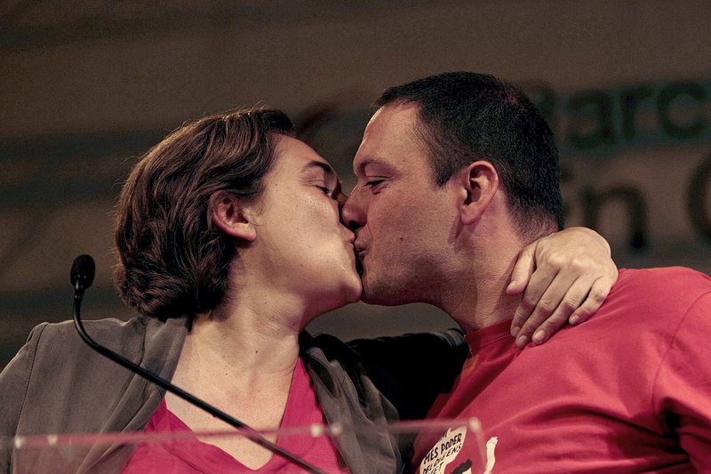 Активистката Ада Колау целува съпруга си, след като е разбрала изборните резултати
