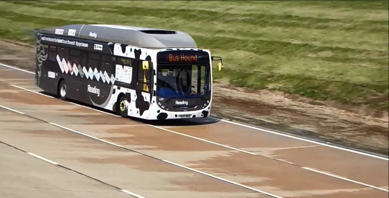 Автобус, задвижван с кравешка тор, постави рекорд (видео)
