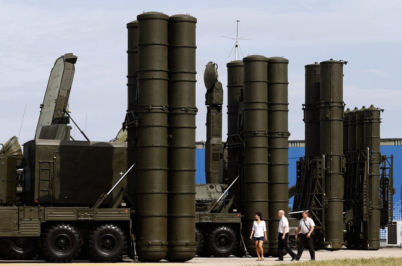 Руски ракети Ес-300 (вдясно) и Ес-400 (вляво), представени на специализирано изложение в средата на август 2014 г.