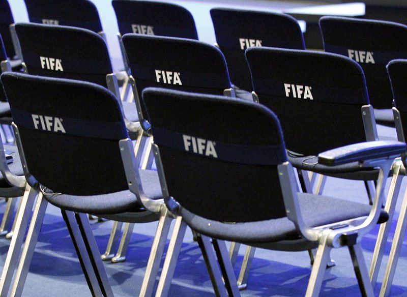 ФИФА отстрани 11 чиновници