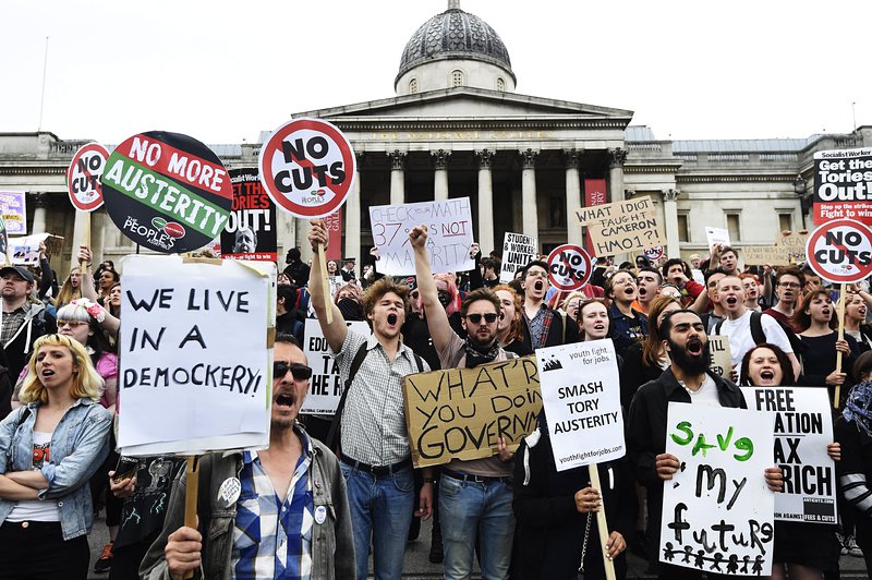 Британци протестират пред парламента в деня на откриването на новия политически сезон