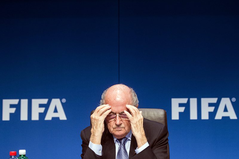 Футболният свят иска Блатер да напусне ФИФА