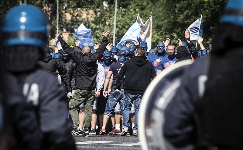Хулигани на ”Лацио” стряскат полицията в Бургас