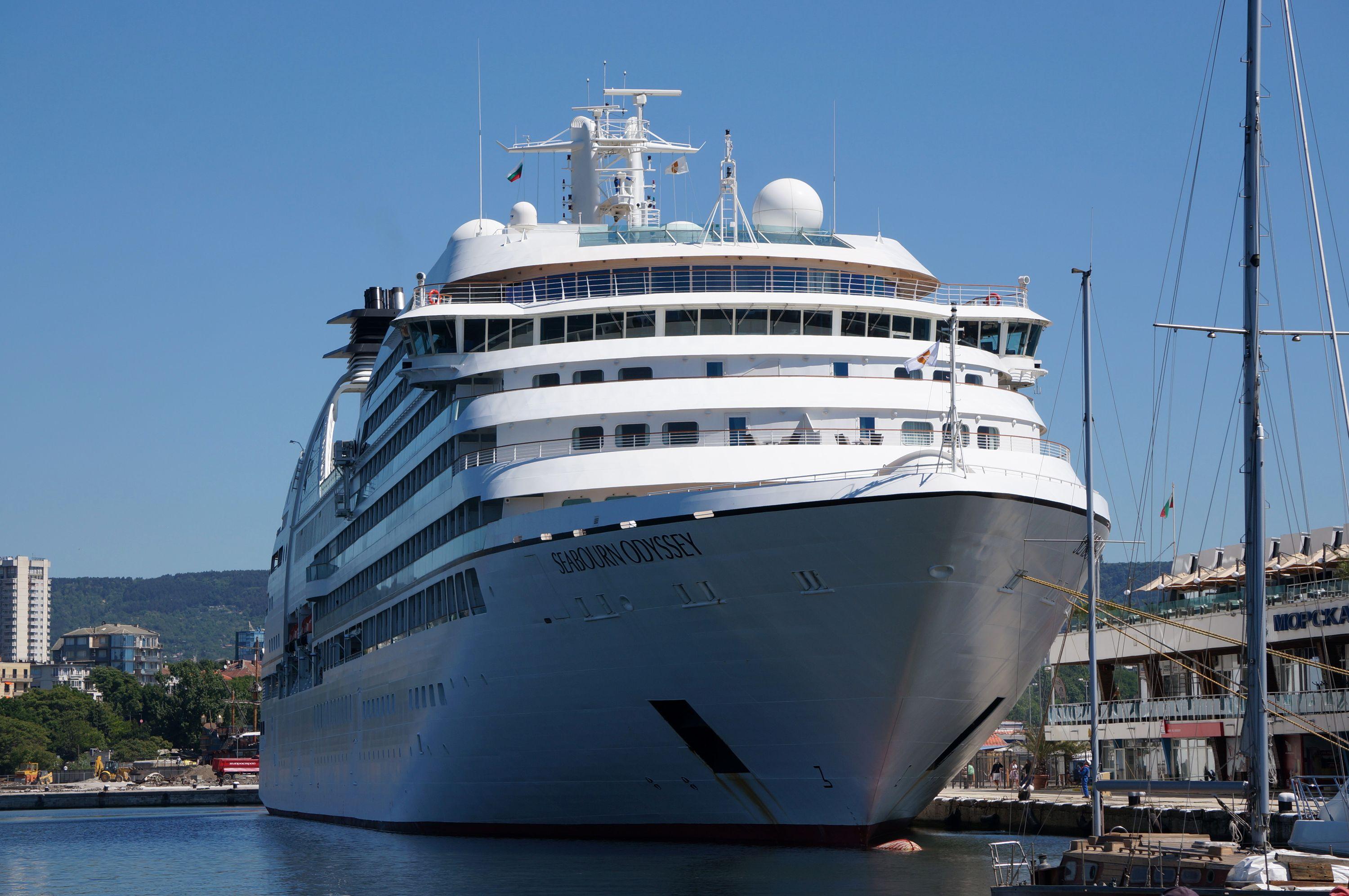 Луксозният ”Сийборн Одисей“ акостира в Бургас