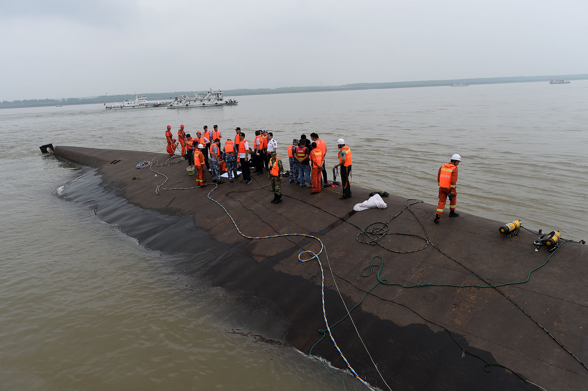 Стотици са в неизвестност след потъване на кораб в река Яндзъ