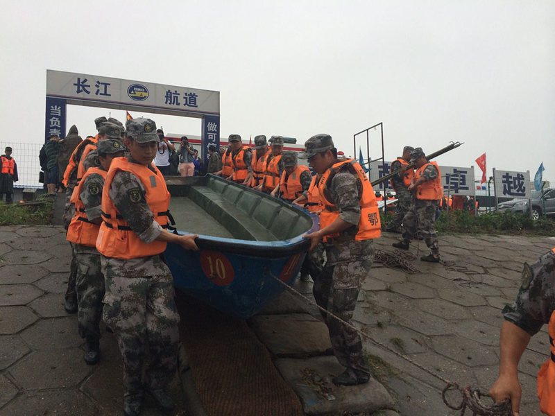 Спасителна операция за потъналия кораб в река Яндзъ, Китай