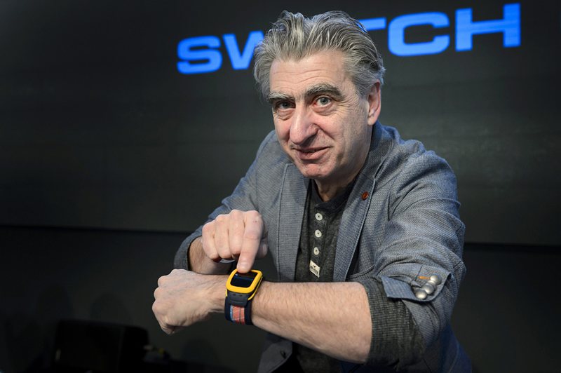Главният изпълнителен директор на Swatch Ник Хайек позира със Swatch Touch Zero One