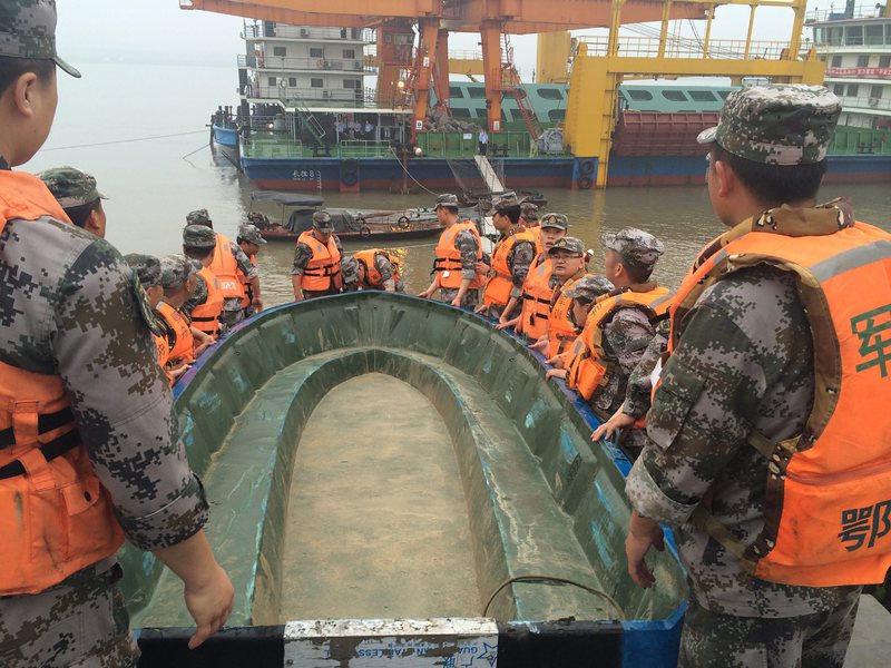 Кораб с над 450 души потъна в р. Яндзъ