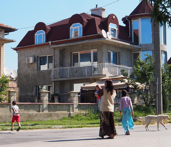 Луксозни къщи в Игнатиево, вероятно построени с пари от джебчийство