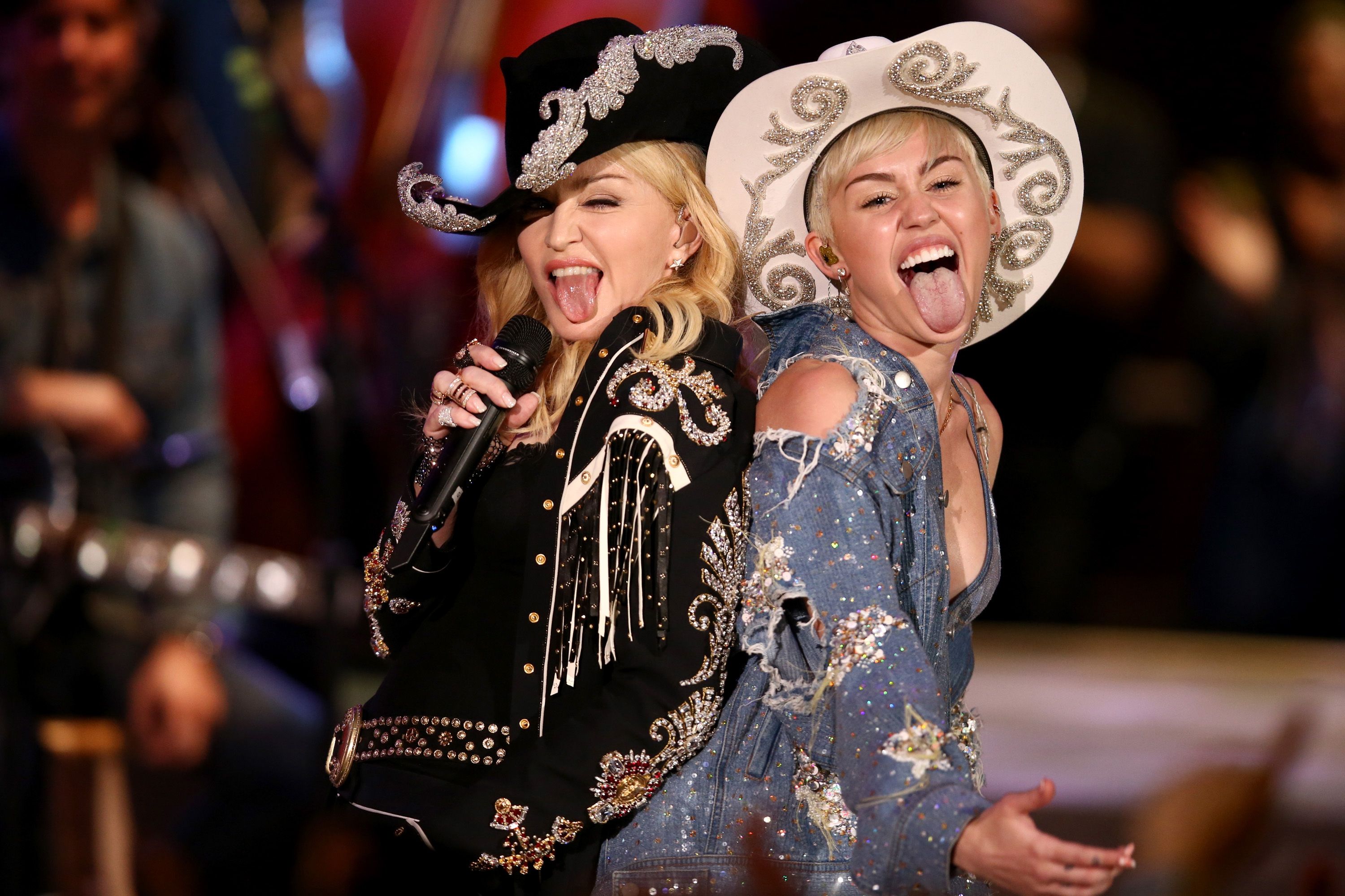 Майли Сайръс на сцената с Мадона