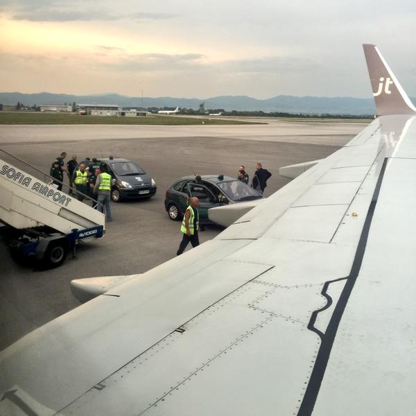 Пияни британци принудиха самолет да кацне извънредно в София