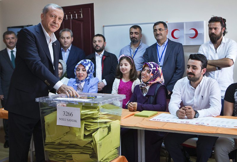 Президентът Реджеп Таийп Ердоган гласува на изборите в Турция