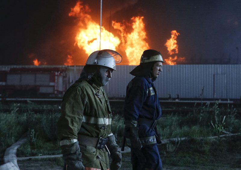 Пожарът в петролната база е локализиран, има жертви и ранени