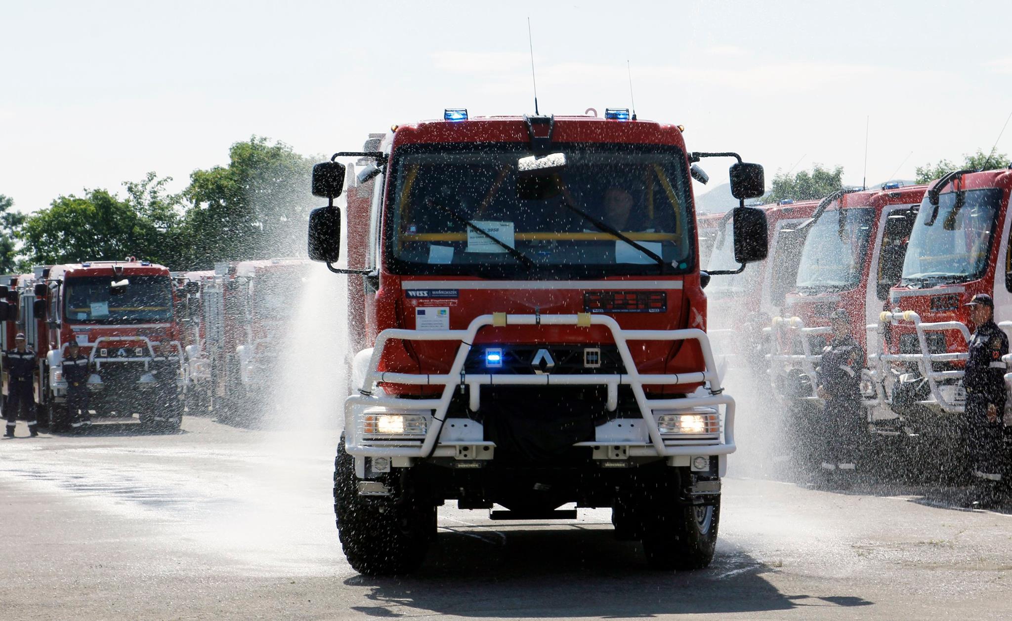 Пожарнен автомобил тръгва на инцидент