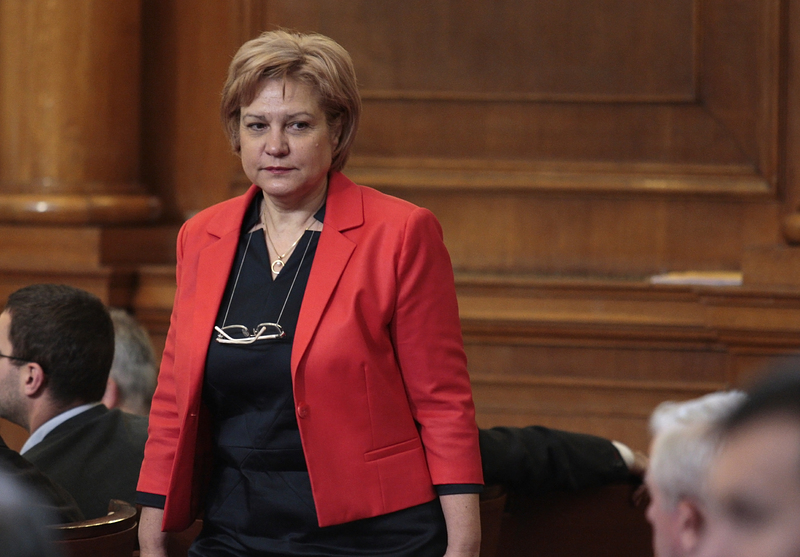 Не е нормално един отиващ си парламент да почне да коригира политики на едно отиващо си правителство, каза Стоянова