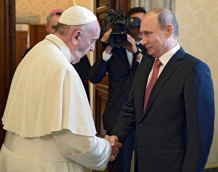 Папата призова Путин към ”искрени усилия” за мир в Украйна