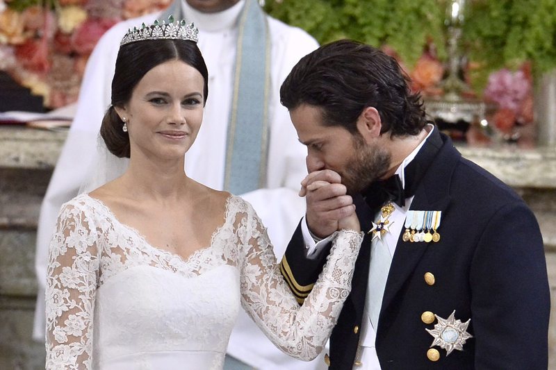 Шведският принц Карл Филип се ожени за бившата риалити звезда и модел София Хелквист