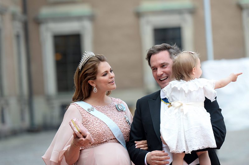 Шведската принцеса Маделин, съпругът й Кристофър О'Нийл и дъщеря им принцеса Леонор
