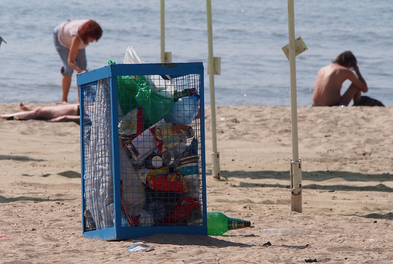 Боклуци на Офицерския плаж във Варна