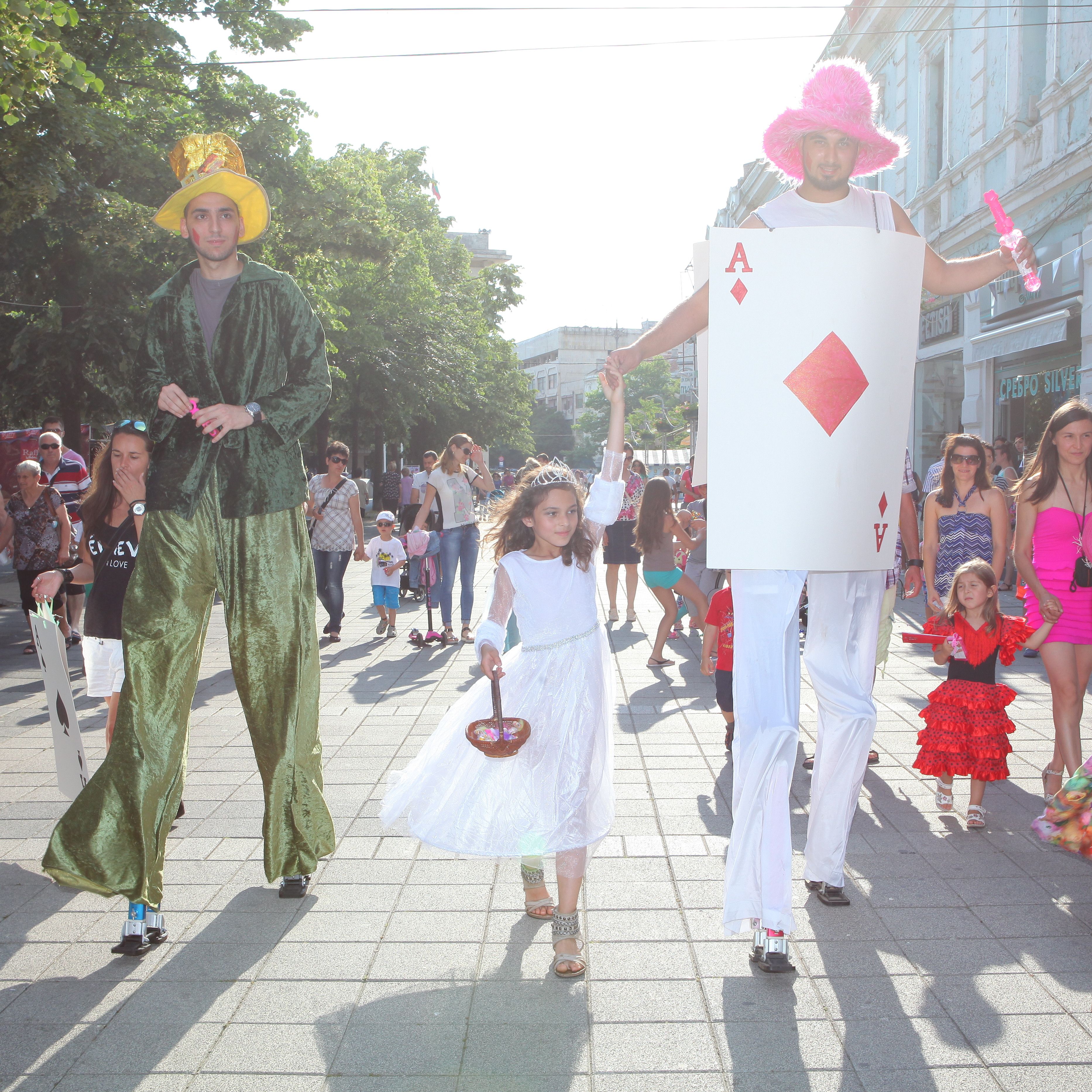 ”Алиса в страната на чудесата” събра 200 деца на шествие