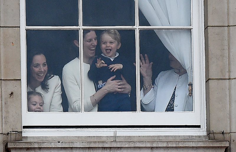 Принц Джордж на прозорците на Бъкингамския дворец
