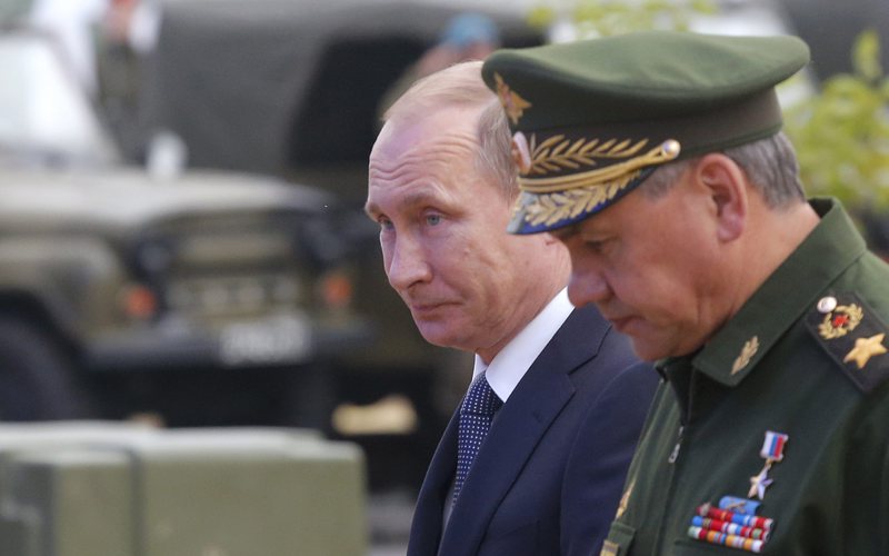 Владимир Путин и министърът на отбраната на Русия Сергей Шойгу (Архив)