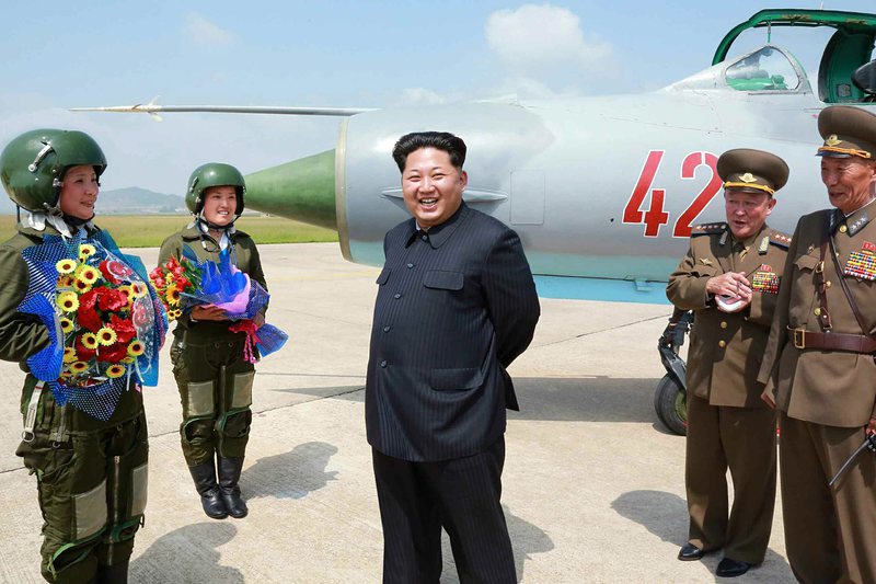 Ким Чен Ун наблюдава първия полет на ”свръхзвукови” девойки