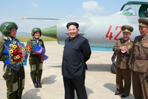 Жени пилотират свръхзвуков изтребител в КНДР пред погледа на Ким (СНИМКА)