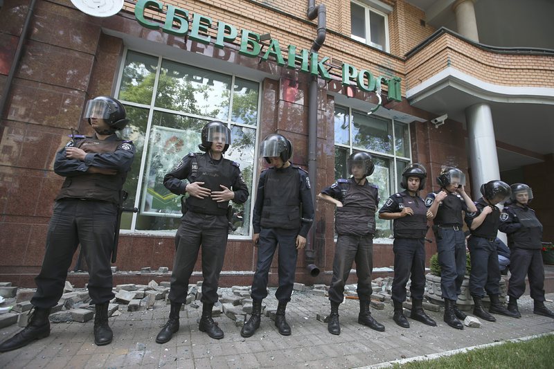 Взривове отекнаха край два клона на руска банка в Киев