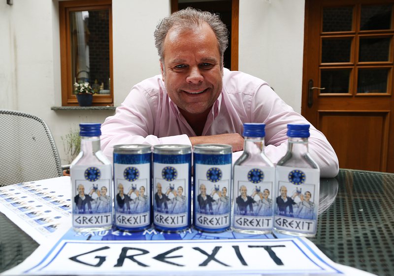 Германският бизнесмен Уве Далхоф позира с продукти с марка ”Грексит” в град Хам, Германия