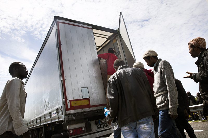 Мигранти в Кале търсят начин да стигнат до Великобритания