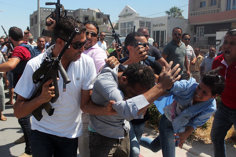 Терористична атака срещу хотел в Тунис, има десетки жертви