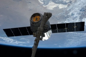 Ракетата-носител на товарния кораба „Дракон” се взриви при полета към МКС
