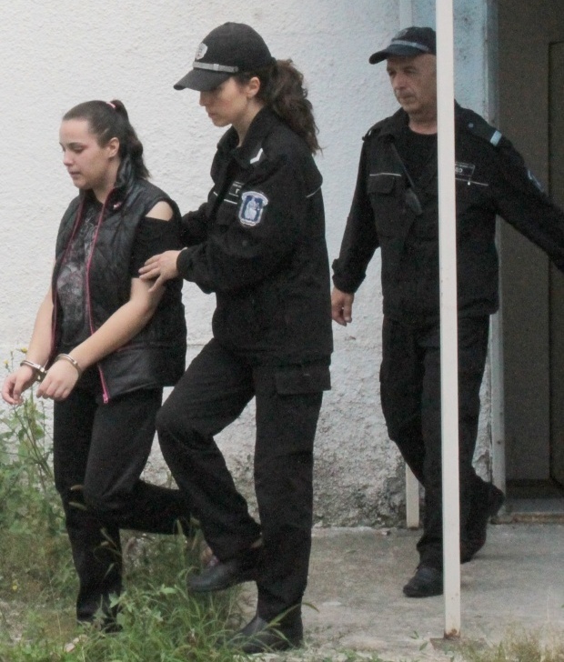 Съдът пусна майката на пребитата Сияна под домашен арест