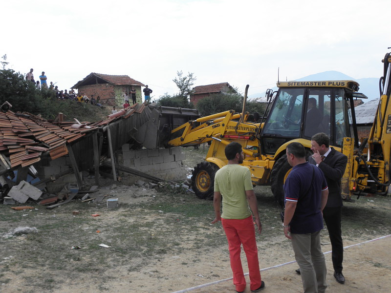 Багер разруши 4 незаконни къщи в ромския квартал в Гърмен