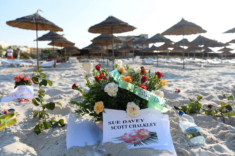 Цветя на плажа в Тунис в памет на загиналите при атентат в град Сус