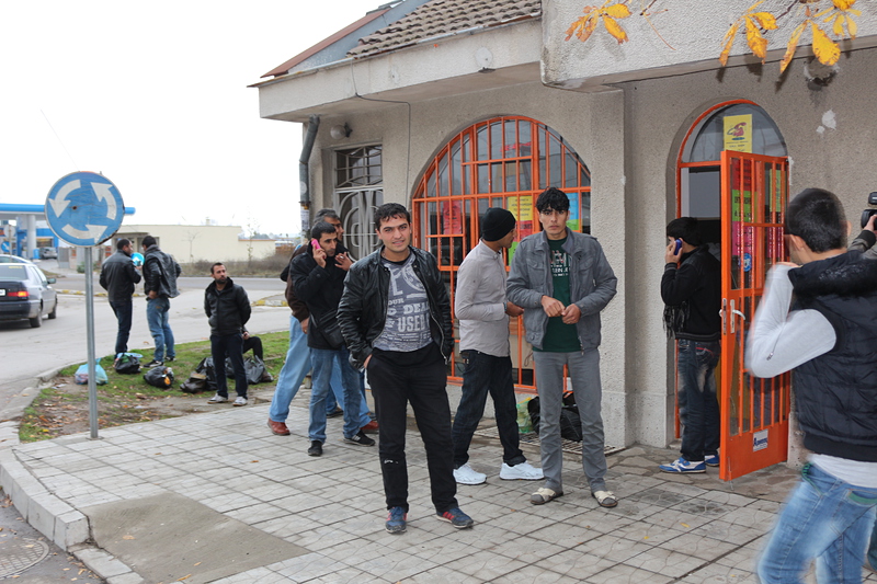 Десетки имигранти минаха курс по български език