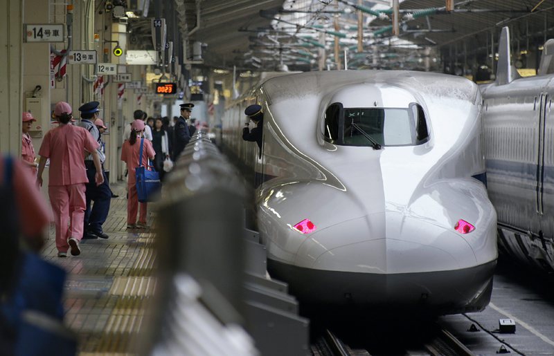 Двама мъртви след самозапалване във влак стрела в Япония