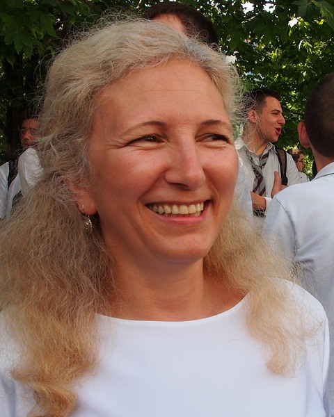 Нели Филева е преподавател по български език и литература