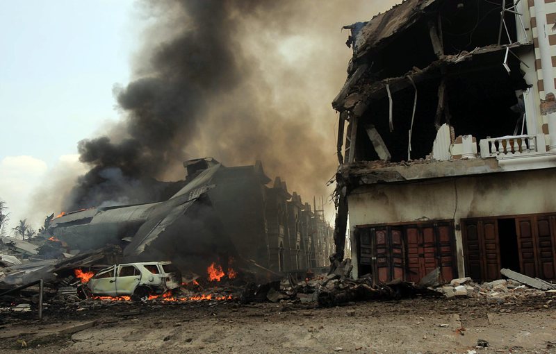 Индонезийски военен самолет се разби в жилищен район