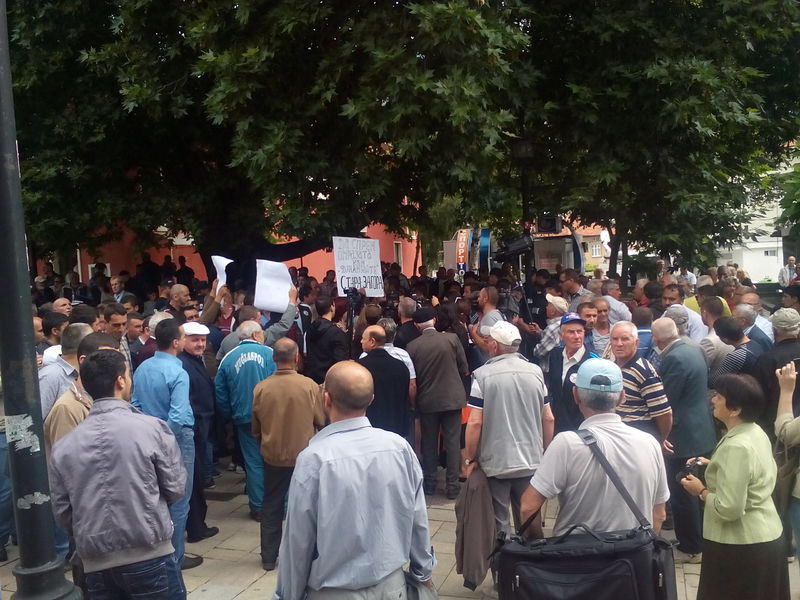 Над 200 мюсюлмани от Южна България участват в протеста в Карлово