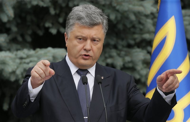 Държим здраво оръжията си в ръце и чувстваме подкрепата на широката международна проукраинска коалиция, каза Порошенко
