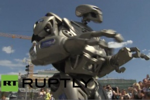 „Титан Роботът“ забавлява публиката пред Балшой театър (ВИДЕО)